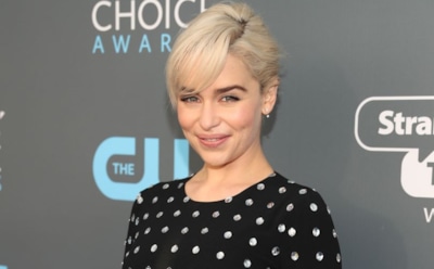 Звезда «Игры престолов» Эмилия Кларк вышла в свет в старомодном наряде