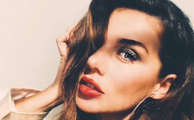 Анна Седокова представила чувственное фото в красном купальнике