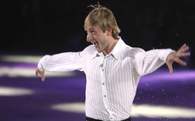 Плющенко на выступлении в Японии так сильно обнял фанатку, что она упала