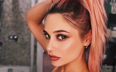 Звезда «Универа» Наталья Рудова показала грудь в оранжевом бикини