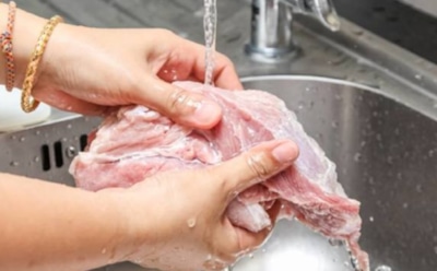 Ученые: мыть сырое мясо опасно для здоровья