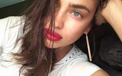 Ирина Шейк надела роскошную шубу поверх голого тела в новой фотосессии