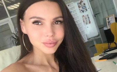 Оксана Самойлова похвасталась сексуальной фигурой в черном купальнике