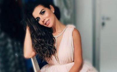 Анна Седокова похвасталась соблазнительными формами в блестящем боди