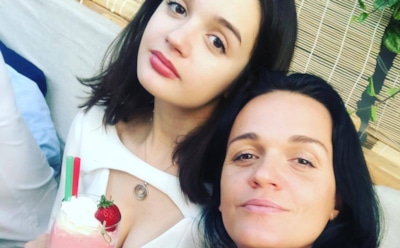 Певица Слава выложила снимок дочери в платье с глубоким декольте