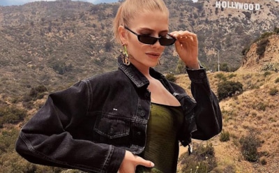 Елена Перминова показала роскошные ноги в золотистом боди