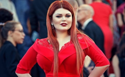 Модель plus-size Рыбакова заработала 15 млн руб после скандала в Каннах