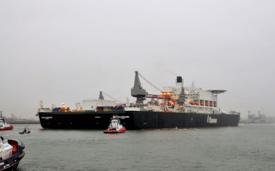 Крупнейшее в мире судно пошло достраивать «Турецкий поток» в Черном море