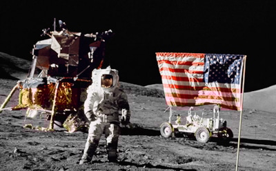 Американские астронавты вызвали аномалию на Луне