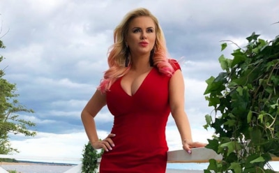 Анна Семенович похвасталась точеной фигурой в черном боди на пляже