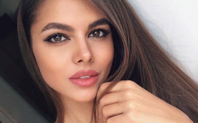 Виктория Одинцова накинула рубашку поверх голого тела