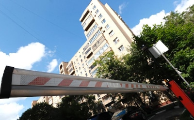 В российских дворах установят «умные» шлагбаумы