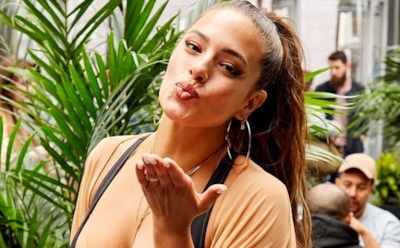 Эшли Грэм показала большую грудь в боди в новом пляжном видео