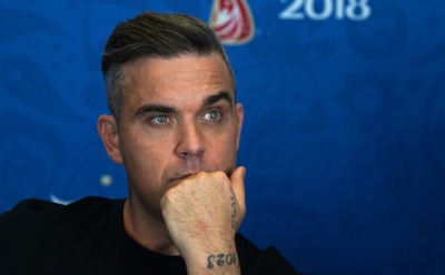 Скандальному жесту Робби Уильямса на открытии Чемпионата мира нашли объяснение