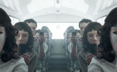 Актерам «Черного зеркала» запретили долго смотреть друг на друга из-за домогательств