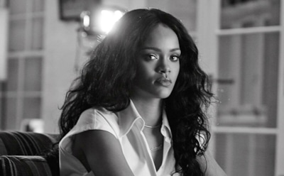 Рианна пришла на премьеру «Восьми подруг Оушена» в платье, оголившем ее грудь