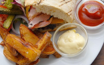 Ученые узнали, почему вредная пища вызывает зависимость