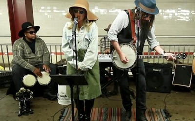 Кристина Агилера спела в метро под видом уличного музыканта