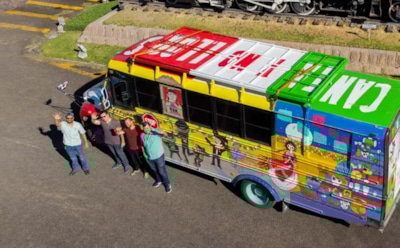 Мексиканские фанаты взяли с собой в Россию картонную фигуру вместо друга