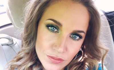 Юлия Ковальчук похвасталась красивыми ногами на отдыхе у бассейна