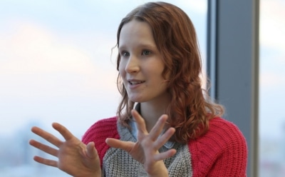 Уральская певица Лиза Монеточка пробралась в квартиру через разбитое окно