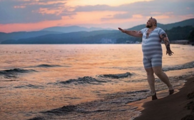 Российский художник научил моделей идеальным фотосессиям на пляже