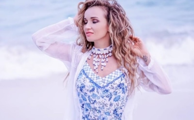 Чехова поделилась сексуальными снимками в купальнике из новой фотосессии