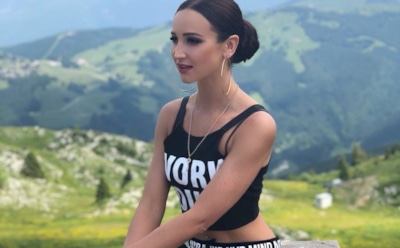 Бузову высмеяли за попытку скопировать Шарлиз Терон в пикантном видео