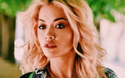 Рита Ора показала грудь в наряде с глубоким декольте