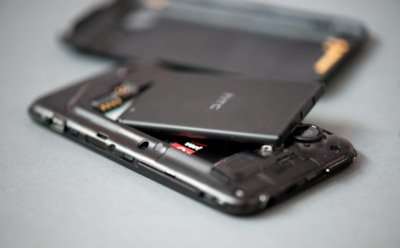 Ученые: батарея смартфона покажет все, что печатают и читают на экране