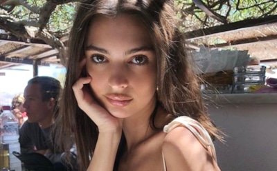 Эмили Ратаковски произвела фурор снимком в крохотном купальнике