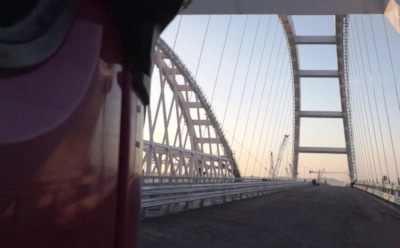 Девушка устроила аварию на Крымском мосту из-за селфи