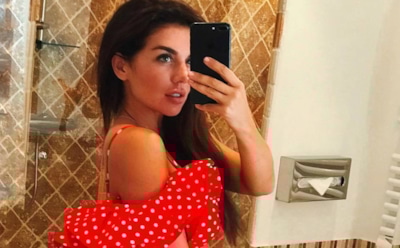 Анна Седокова продемонстрировала пышную грудь на пляже Франции