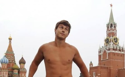 На Красную площадь в знак протеста вышел голый парень