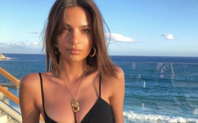 Папарацци запечатлели идеальную фигуру Ратаковски на отдыхе в Греции