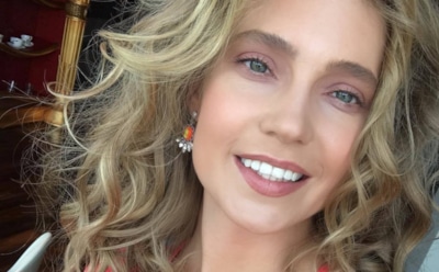 Глюкоза показала аппетитную фигуру в серебристом боди