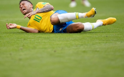 "Играет так же хорошо, как и визжит": лучшие мемы на падения Неймара