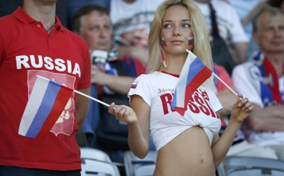 «Самая красивая российская болельщица» пришла на интервью без нижнего белья