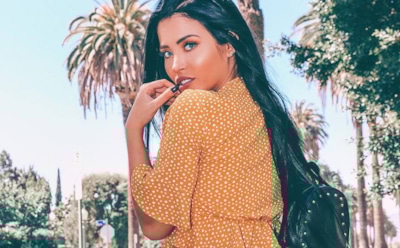 «Бразильская Меган Фокс» показала упругие ягодицы на пляже