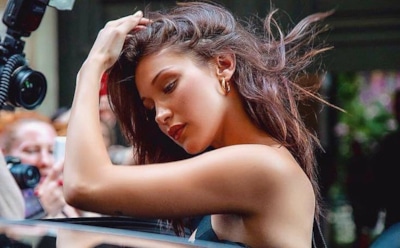 Белла Хадид взбудоражила фанатов аппетитной фигурой в красном бикини