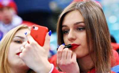 Поцеловавших корейского журналиста в прямом эфире фанаток обвинили в домогательствах