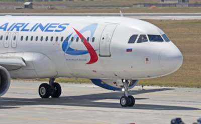 Женщина родила ребенка на борту летящего самолета