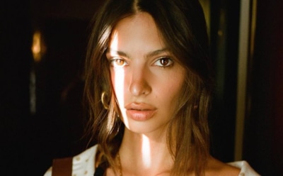 Эмили Ратаковски частично оголила грудь на новом откровенном фото