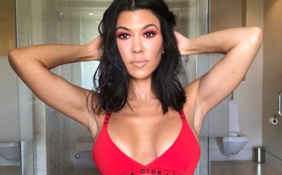 Кортни Кардашьян удивила пышной грудью в купальнике телесного цвета