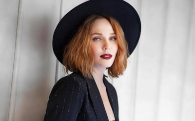 39-летняя Альбина Джанабаева похвасталась стройными ногами во Франции