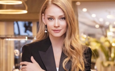 Светлана Ходченкова показала стройную фигуру в черном бикини