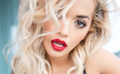 Рита Ора взбудоражила фанатов дерзким взглядом на фото в красном боди