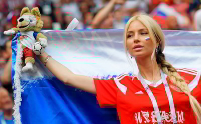 ФИФА призвала меньше показывать сексуальных фанаток на трибунах