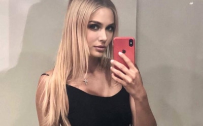 Звезда «Универа» Рудова показала стройные ноги в мини-юбке