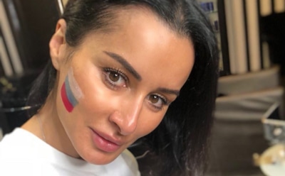 Тина Канделаки показала пышную грудь в синем купальнике